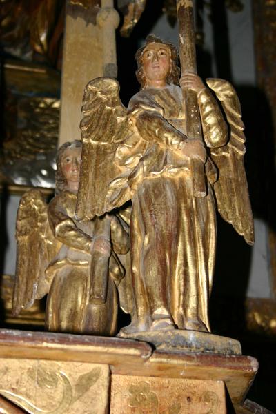 maître-autel : détail de deux anges sculptés sur le tabernacle