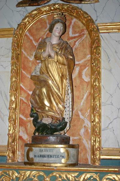 maître-autel : statue de sainte Marguerite située dans la partie inférieure gauche du retable