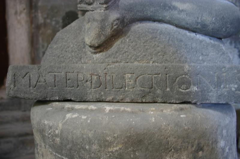 statue : Vierge écrasant le serpent (la), détail de l'inscription - © Ministère de la Culture (France), Conservation des antiquités et objets d'art du Puy-de-Dôme – Tous droits réservés