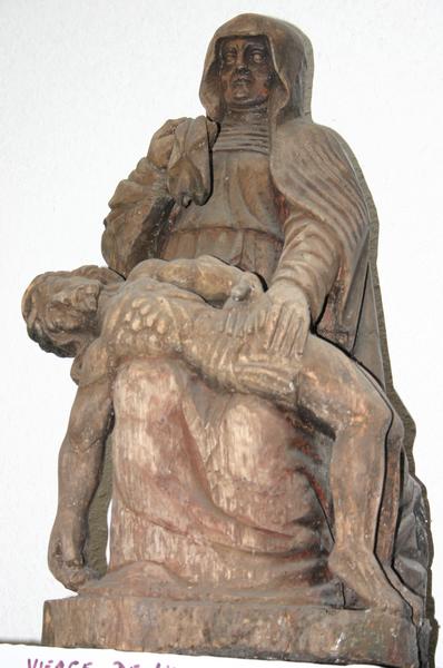 groupe sculpté dit Notre-Dame-d'Alliance : Vierge de Pitié, vue générale - © Ministère de la Culture (France), Conservation des antiquités et objets d'art du Puy-de-Dôme – Tous droits réservés