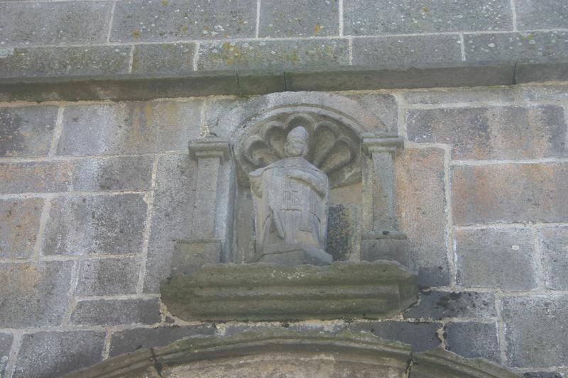 détail, niche et sa statue situées au-dessus du porche Nord de la tour porche