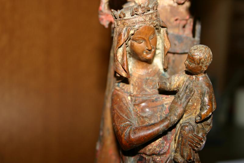 statue (statuette) : Vierge à l'Enfant dite Notre-Dame-de-Grâce, vue partielle - © Ministère de la Culture (France), Conservation des antiquités et objets d'art du Puy-de-Dôme – Tous droits réservés