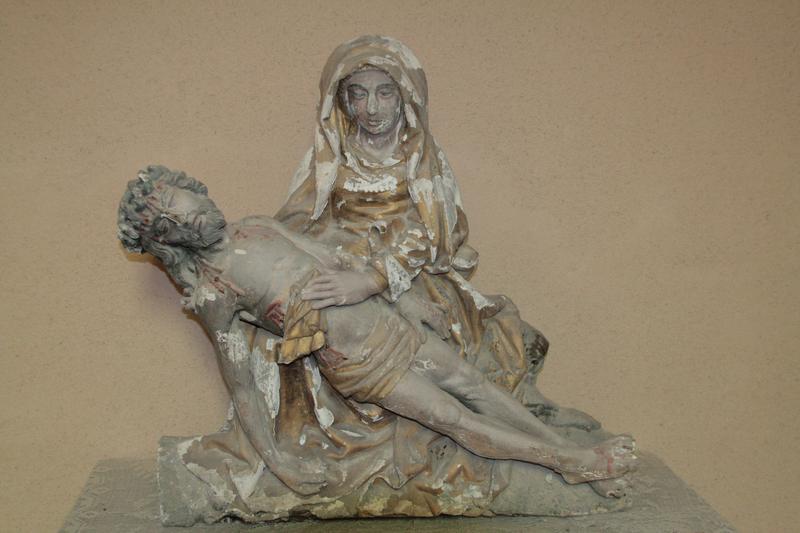 groupe sculpté : Vierge de Pitié, vue générale - © Ministère de la Culture (France), Conservation des antiquités et objets d'art du Puy-de-Dôme – Tous droits réservés