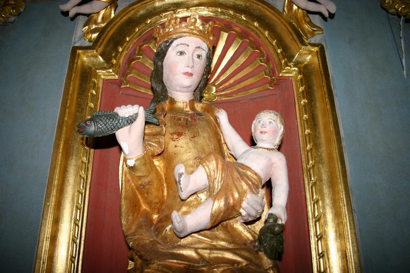 retable, statue : Vierge à l'Enfant dite Notre-Dame-des-lacs-de-la-Godivelle, vue partielle