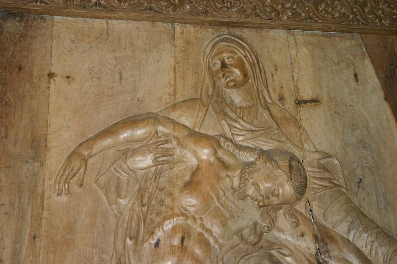 bas-relief : Vierge de Pitié, vue partielle - © Ministère de la Culture (France), Conservation des antiquités et objets d'art du Puy-de-Dôme – Tous droits réservés
