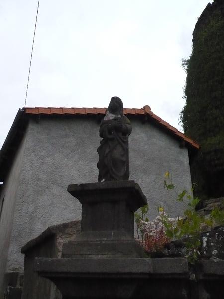 détail, statue : Vierge au pied de la croix