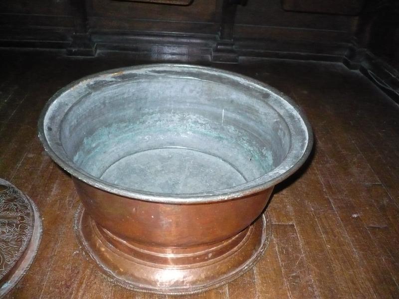 réserve à eau baptismale, vue générale - © Ministère de la Culture (France), Conservation des antiquités et objets d'art du Puy-de-Dôme – Tous droits réservés