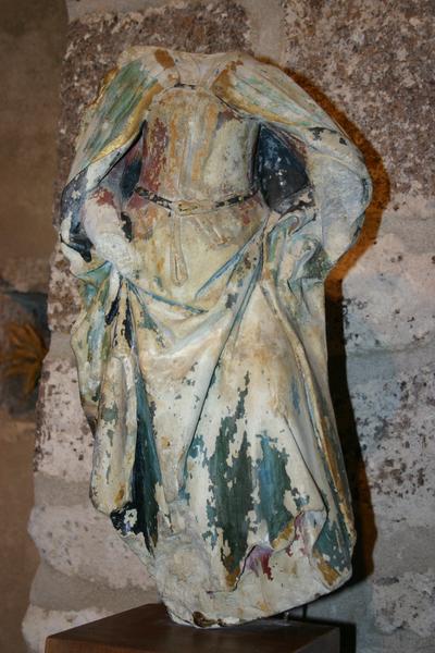 statue : sainte Madeleine (?), profil droit, vue générale - © Ministère de la Culture (France), Conservation des antiquités et objets d'art du Puy-de-Dôme – Tous droits réservés