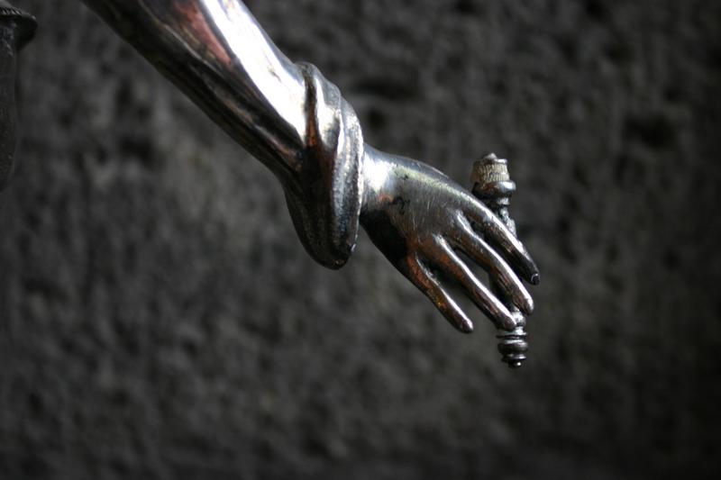 statue (statuette) : Vierge à l'Enfant, détail de la main de la Vierge