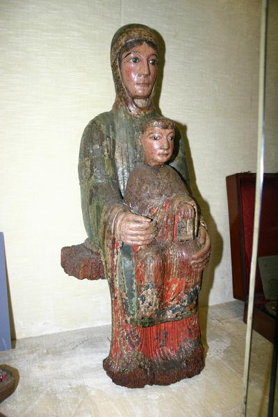 statue : Vierge en majesté, vue générale - © Ministère de la Culture (France), Conservation des antiquités et objets d'art du Puy-de-Dôme – Tous droits réservés