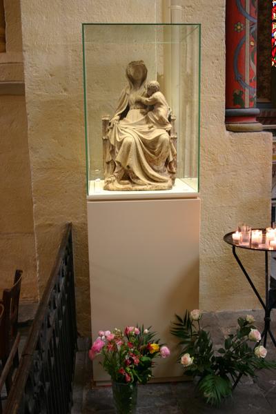 statue : Vierge à l'Enfant allaitant, vue générale