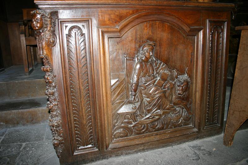 stalles, détail du bas-relief représentant saint Luc