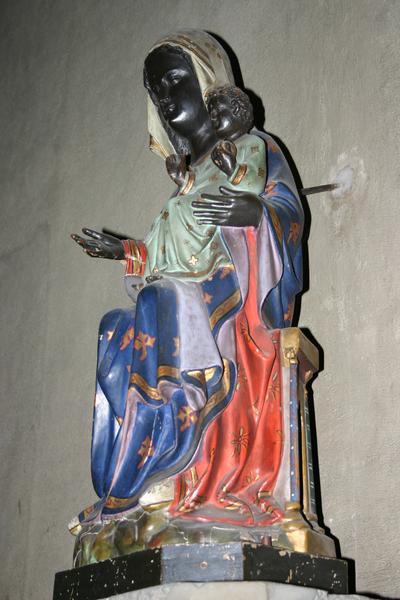 statue : Vierge noire assise, vue générale - © Ministère de la Culture (France), Conservation des antiquités et objets d'art du Puy-de-Dôme – Tous droits réservés