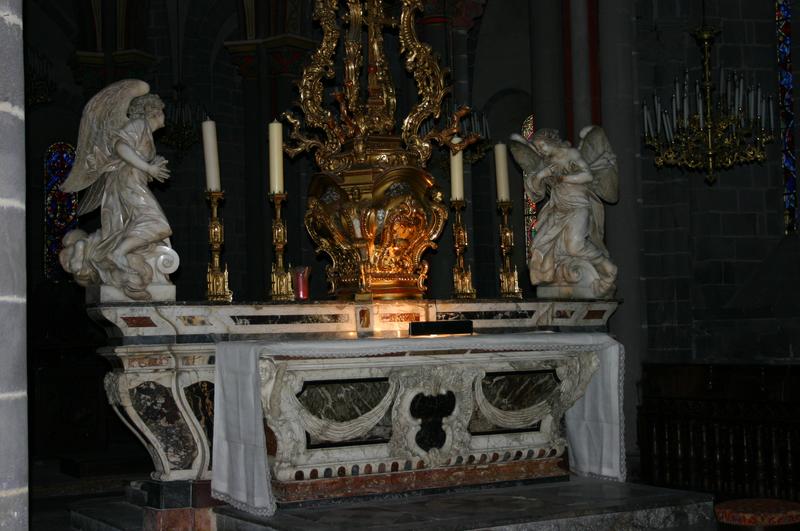 autel, tabernacle, exposition, 2 statues : anges adorateurs (maître-autel), vue générale - © Ministère de la Culture (France), Conservation des antiquités et objets d'art du Puy-de-Dôme – Tous droits réservés