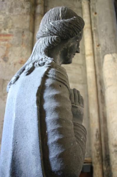 statue : Vierge écrasant le serpent (la), détail de la coiffure - © Ministère de la Culture (France), Conservation des antiquités et objets d'art du Puy-de-Dôme – Tous droits réservés