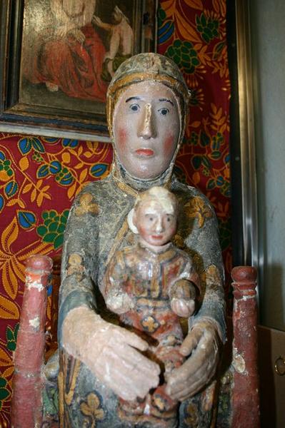 groupe sculpté : Vierge en majesté, vue partielle - © Ministère de la Culture (France), Conservation des antiquités et objets d'art du Puy-de-Dôme – Tous droits réservés