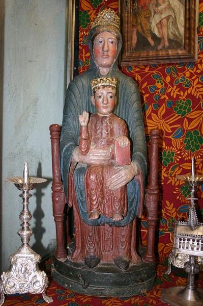 statue : Vierge en majesté, vue générale - © Ministère de la Culture (France), Conservation des antiquités et objets d'art du Puy-de-Dôme – Tous droits réservés