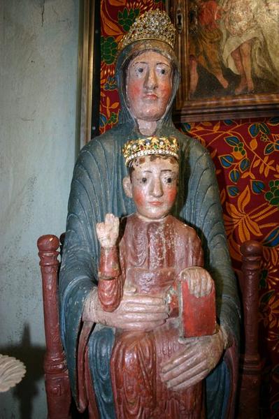 statue : Vierge en majesté, vue partielle - © Ministère de la Culture (France), Conservation des antiquités et objets d'art du Puy-de-Dôme – Tous droits réservés