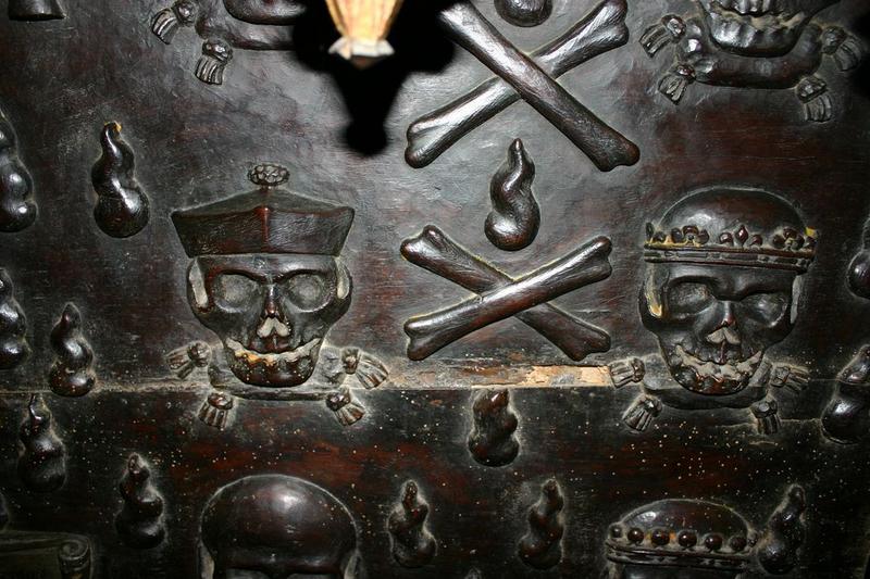 bas-relief : danse macabre (la), détail - © Ministère de la Culture (France), Conservation des antiquités et objets d'art du Puy-de-Dôme – Tous droits réservés