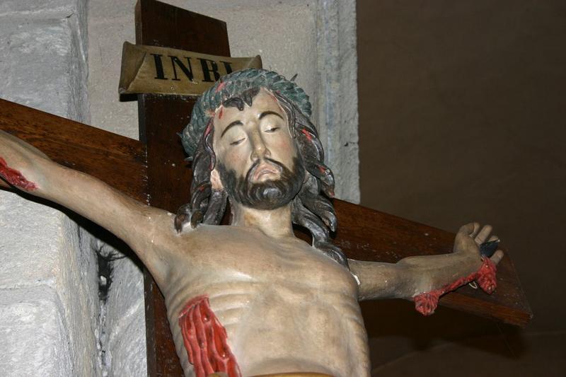 statue : Christ en croix, vue partielle