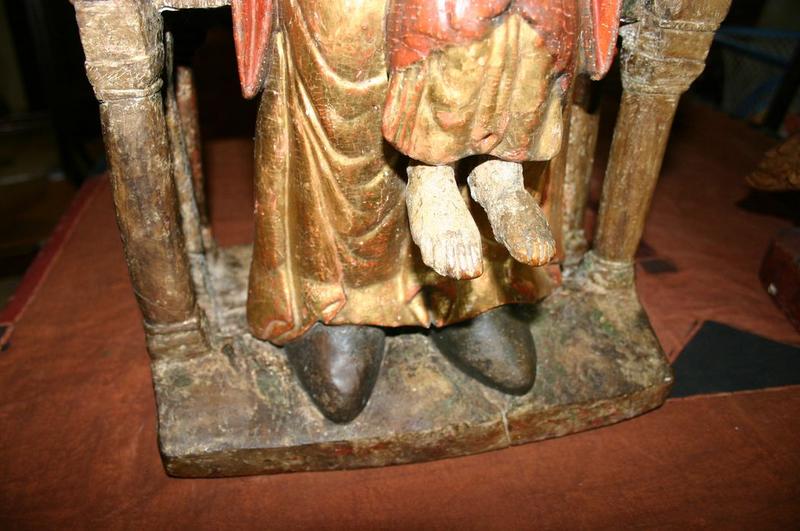 statue : Vierge à l'enfant, détail des pieds