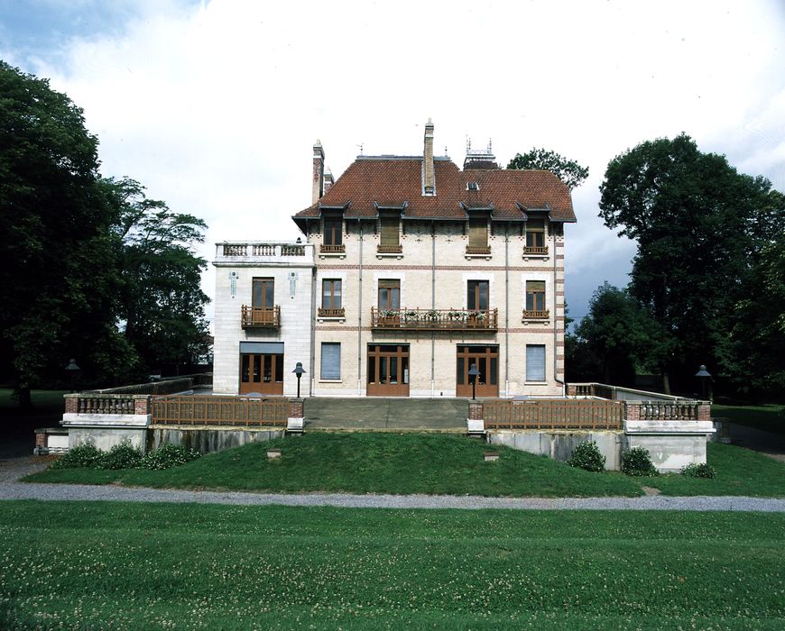 Villa Oustau : Façade est, vue générale