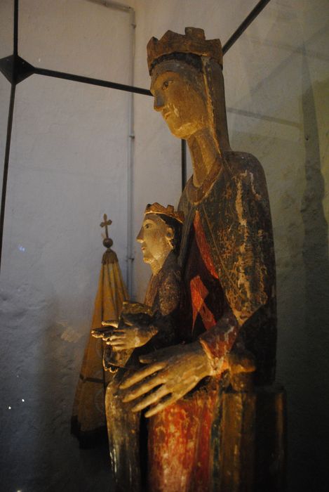 statue : Vierge à l'Enfant assise