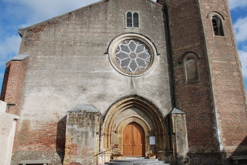 Eglise Saint-Louis : Façade occidentale, vue partielle