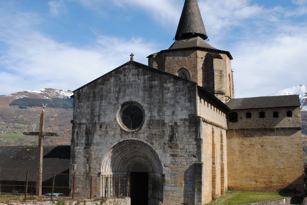 Eglise Saint-Savin : Façade occidentale, vue générale