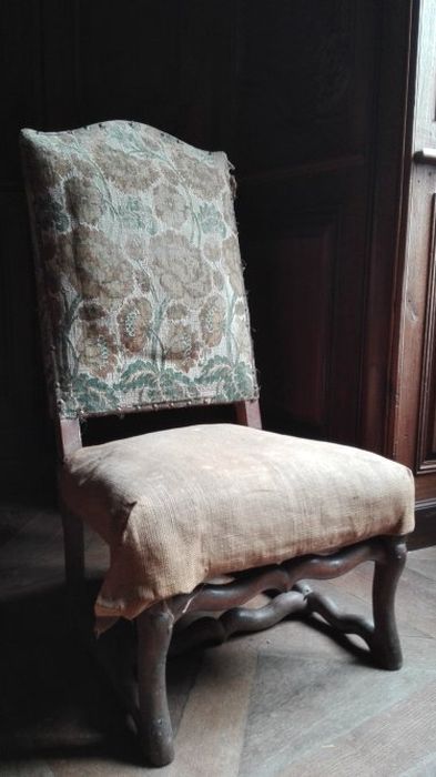 Mobilier de sacristie : fauteuil, deux sièges, deux prie-Dieu et une table