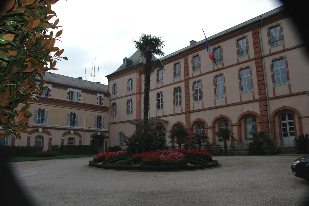 Préfecture des Hautes-Pyrénées : Ensemble sud-est, vue générale