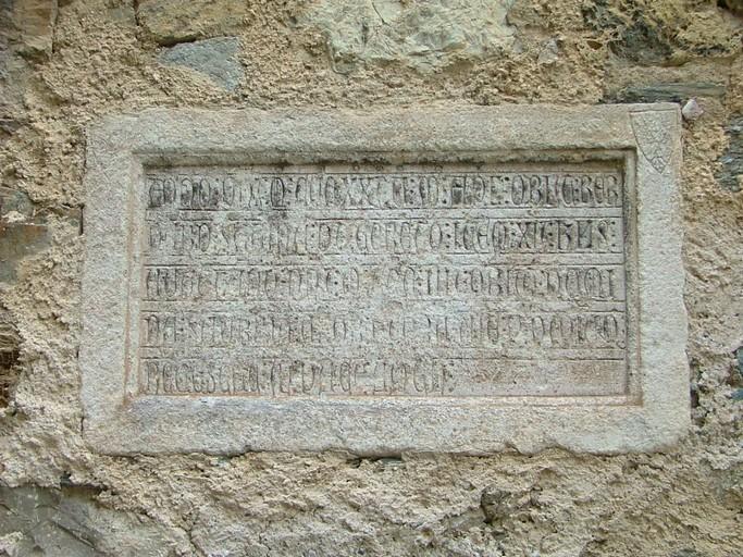 plaque funéraire de Bernard de Céret et de sa femme, vue générale - © Ministère de la Culture (France), Conservation des antiquités et des objets d’art des Pyrénées-Orientales, tous droits réservés