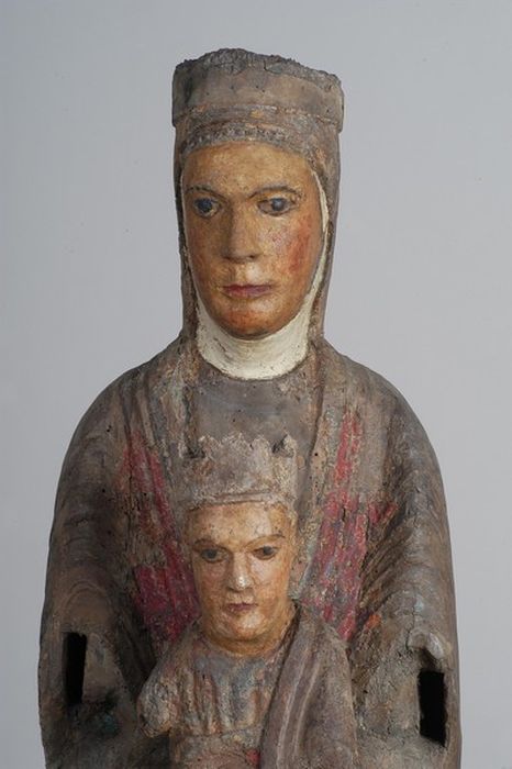 statue : Vierge à l'Enfant assise, vue partielle