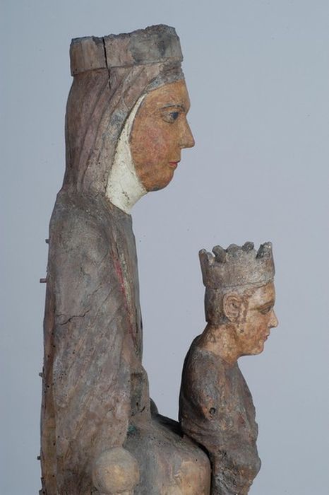 statue : Vierge à l'Enfant assise, profil droit, vue partielle