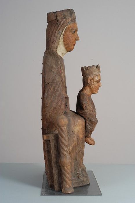 statue : Vierge à l'Enfant assise, profil droit, vue partielle