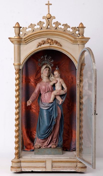 statue et sa vitrine : Vierge à l’Enfant