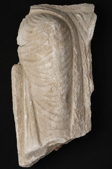 statue fragmentaire I : Christ en majesté (?) (fragment n°1) - © Ministère de la Culture (France), Centre de conservation et de restauration du patrimoine des Pyrénées-Orientales – Tous droits réservés