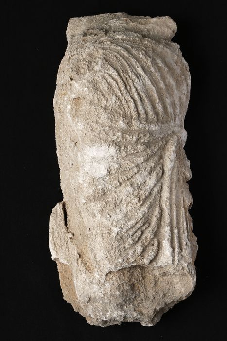 statue fragmentaire I : Christ en majesté (?) (fragment n°2) - © Ministère de la Culture (France), Centre de conservation et de restauration du patrimoine des Pyrénées-Orientales – Tous droits réservés