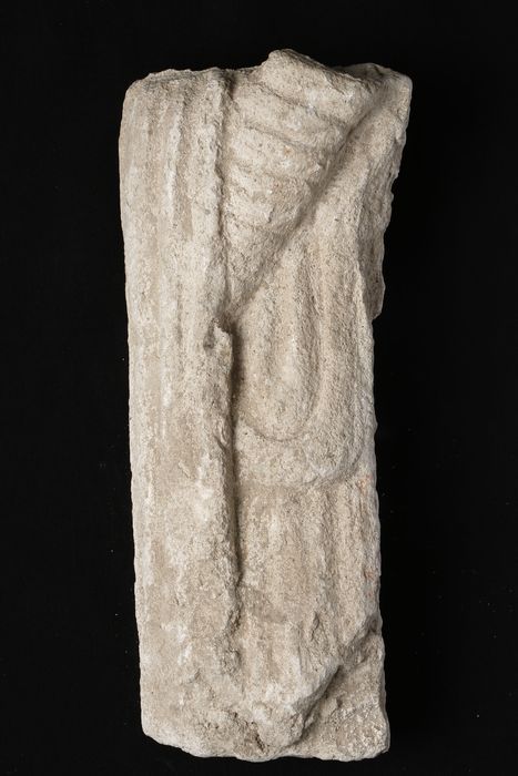 statue fragmentaire III : fragment n°4. Partie inférieure d'un drapé avec ceinture - © Ministère de la Culture (France), Centre de conservation et de restauration du patrimoine des Pyrénées-Orientales – Tous droits réservés