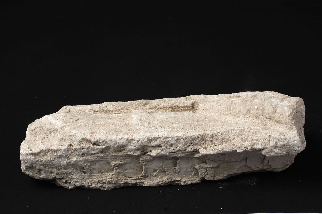 statue fragmentaire III : fragment n°4. Partie inférieure d'un drapé avec ceinture - © Ministère de la Culture (France), Centre de conservation et de restauration du patrimoine des Pyrénées-Orientales – Tous droits réservés