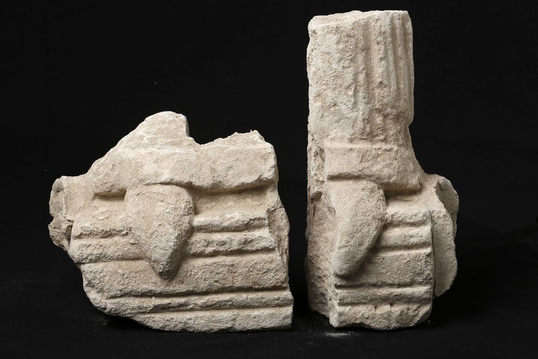 statue fragmentaire III : fragment n°5 et n°6 : partie d'un personnage et poulaines - © Ministère de la Culture (France), Centre de conservation et de restauration du patrimoine des Pyrénées-Orientales – Tous droits réservés