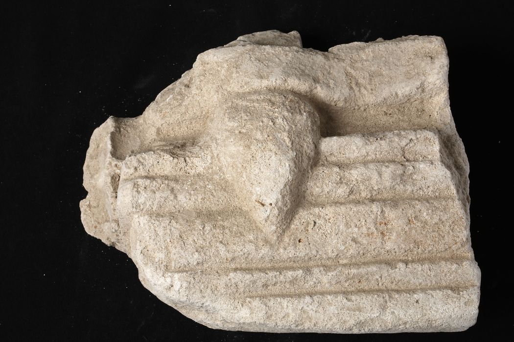 statue fragmentaire III : fragment n°5 : partie d'un personnage et poulaines - © Ministère de la Culture (France), Centre de conservation et de restauration du patrimoine des Pyrénées-Orientales – Tous droits réservés