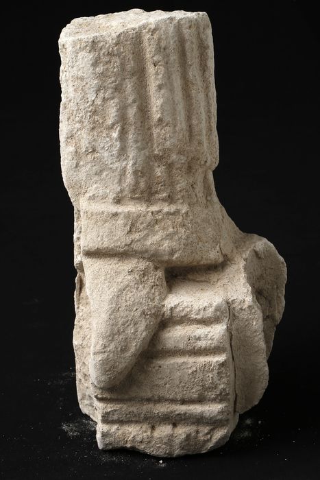 statue fragmentaire III : fragment n°6 : partie d'un personnage et poulaines - © Ministère de la Culture (France), Centre de conservation et de restauration du patrimoine des Pyrénées-Orientales – Tous droits réservés