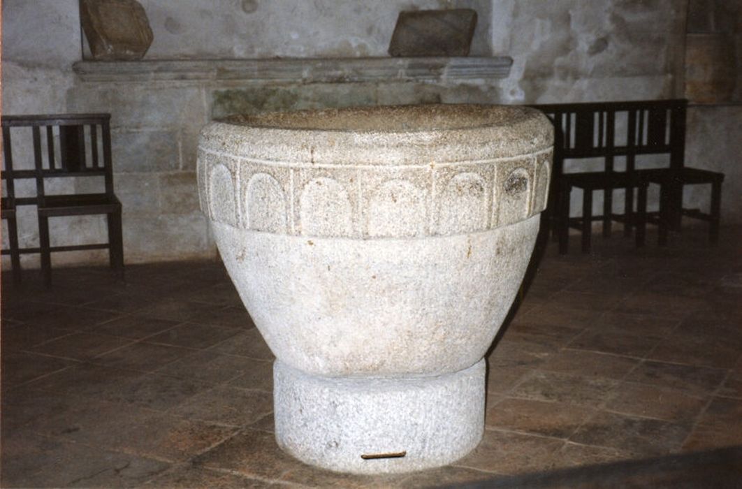 fonts baptismaux style roman - © Ministère de la Culture (France), Centre de conservation et de restauration du patrimoine des Pyrénées-Orientales – Tous droits réservés