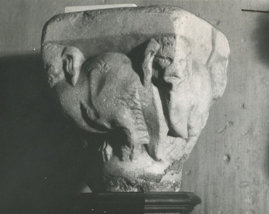chapiteau sculpté à motif de chimères - © Ministère de la Culture (France), Centre de conservation et de restauration du patrimoine des Pyrénées-Orientales – Tous droits réservés