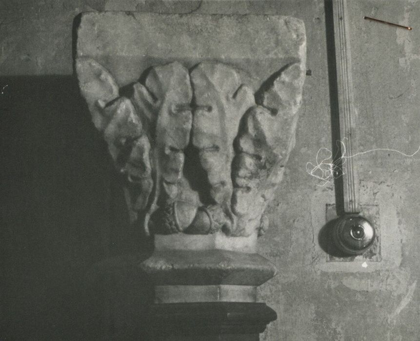 chapiteau sculpté à motif de feuillages - © Ministère de la Culture (France), Centre de conservation et de restauration du patrimoine des Pyrénées-Orientales – Tous droits réservés