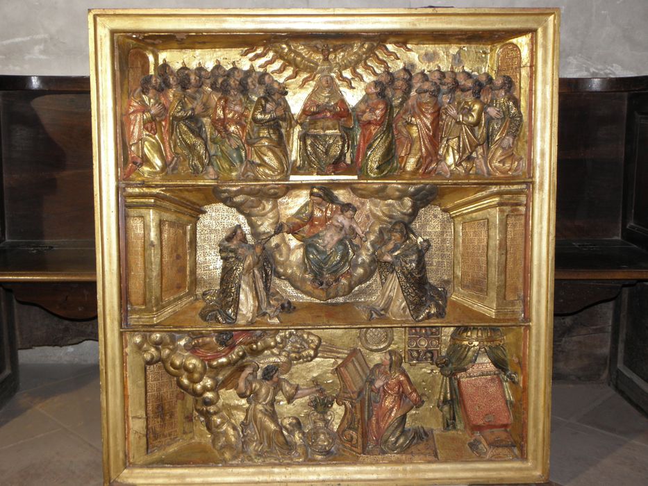 bas-relief du retable du Rosaire : Pentecôte, la Vierge du rosaire avec saint Dominique et sainte Catherine, l'Annonciation