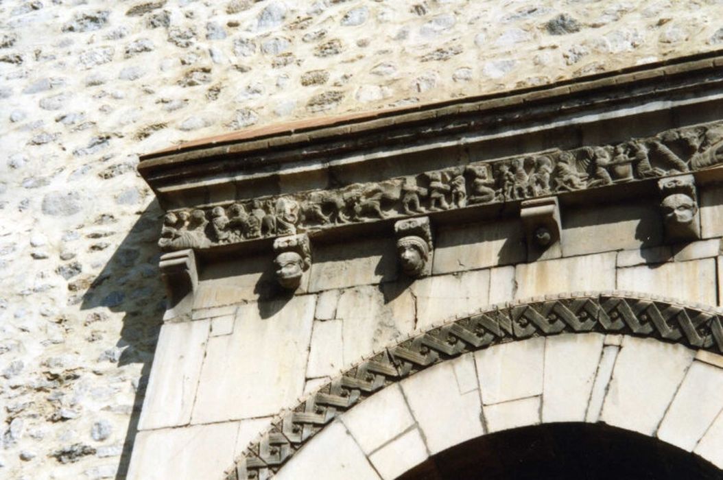 frise sculptée de la façade, vue partielle - © Ministère de la Culture (France), Centre de conservation et de restauration du patrimoine des Pyrénées-Orientales – Tous droits réservés