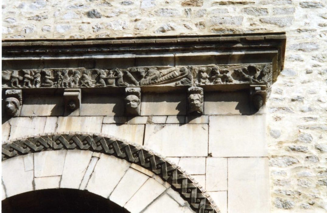 frise sculptée de la façade, vue partielle - © Ministère de la Culture (France), Centre de conservation et de restauration du patrimoine des Pyrénées-Orientales – Tous droits réservés