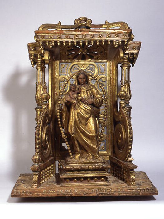 chaise processionnelle avec une statue de la Vierge du Rosaire